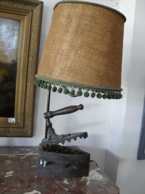 FERRO DA STIRO ANTICO A CARBONE LAMPADA VINTAGE h cm 60 LUME DA TAVOLO - immagine 2