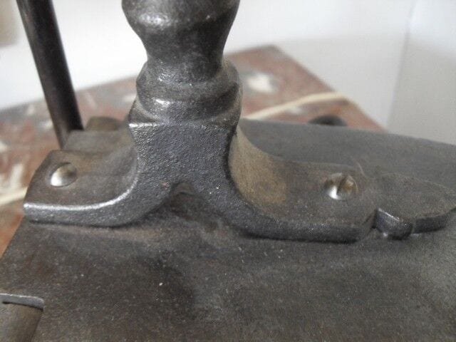 FERRO DA STIRO ANTICO A CARBONE LAMPADA VINTAGE h cm 60 LUME DA TAVOLO - immagine 7