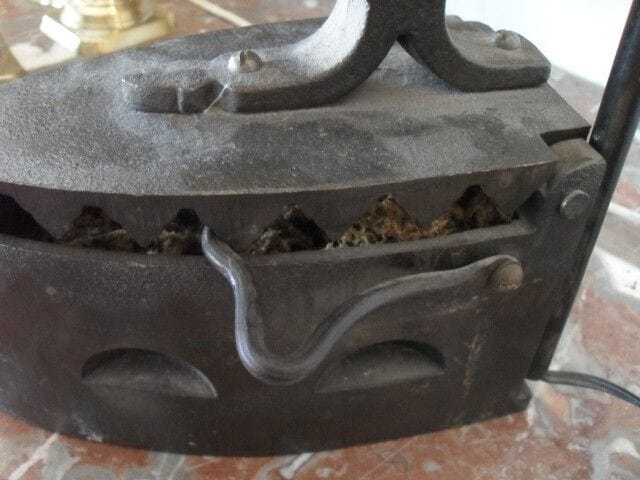 FERRO DA STIRO ANTICO A CARBONE LAMPADA VINTAGE h cm 60 LUME DA TAVOLO - immagine 9